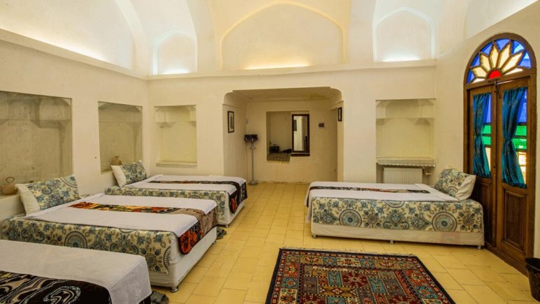 اتاق چهار تخته 2 اقامتگاه سنتی ثنا کاشان